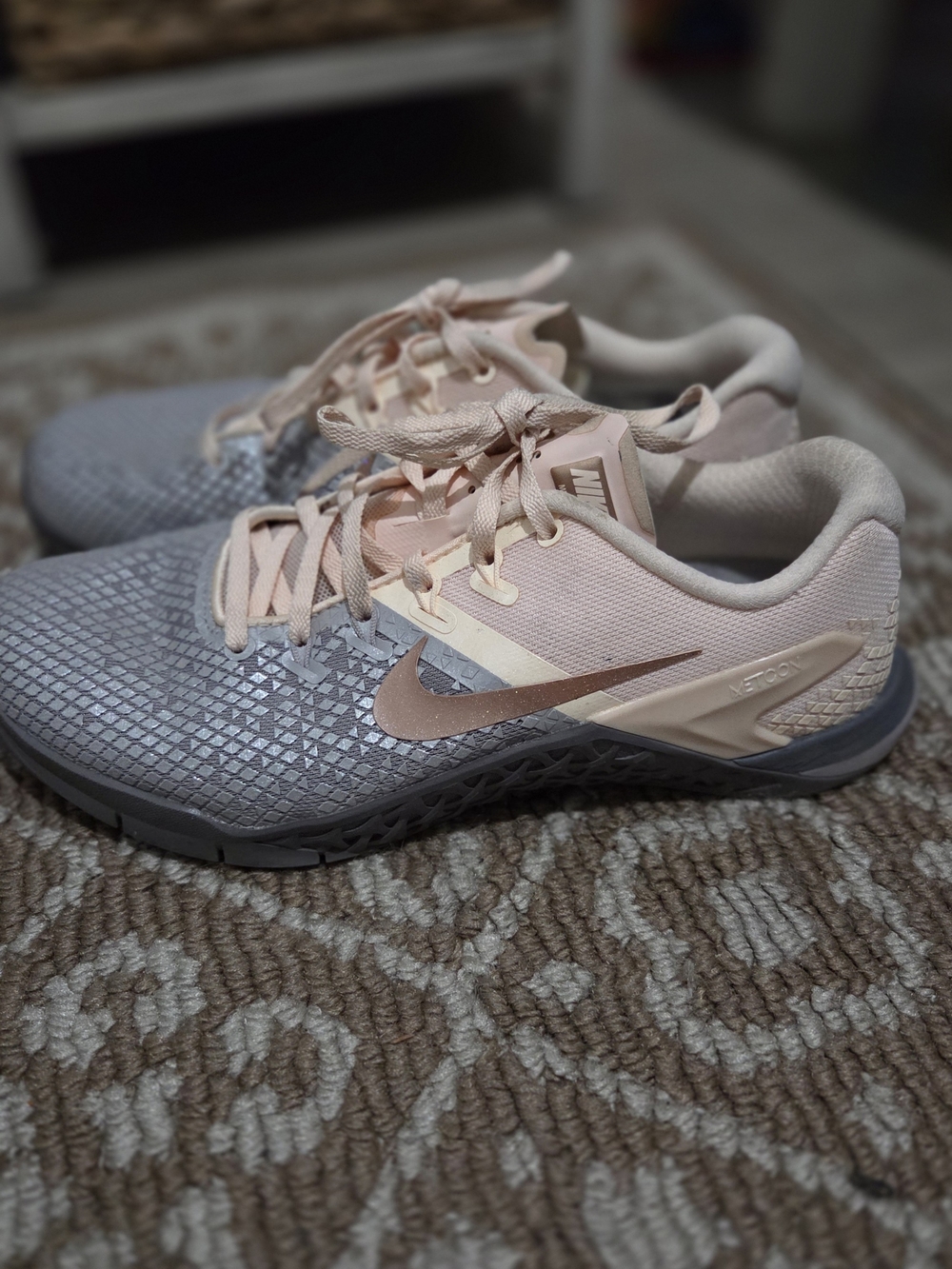 Nike Metcon 4  Women’s Athletic Shoes in Blush Pink and Light Gray